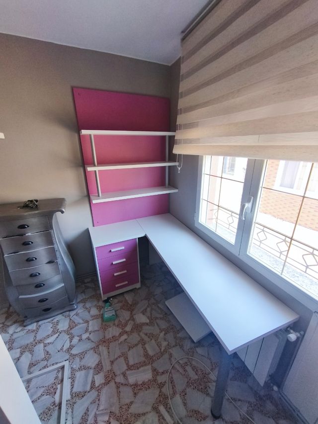 Escritorio y cabecero infantil rosa