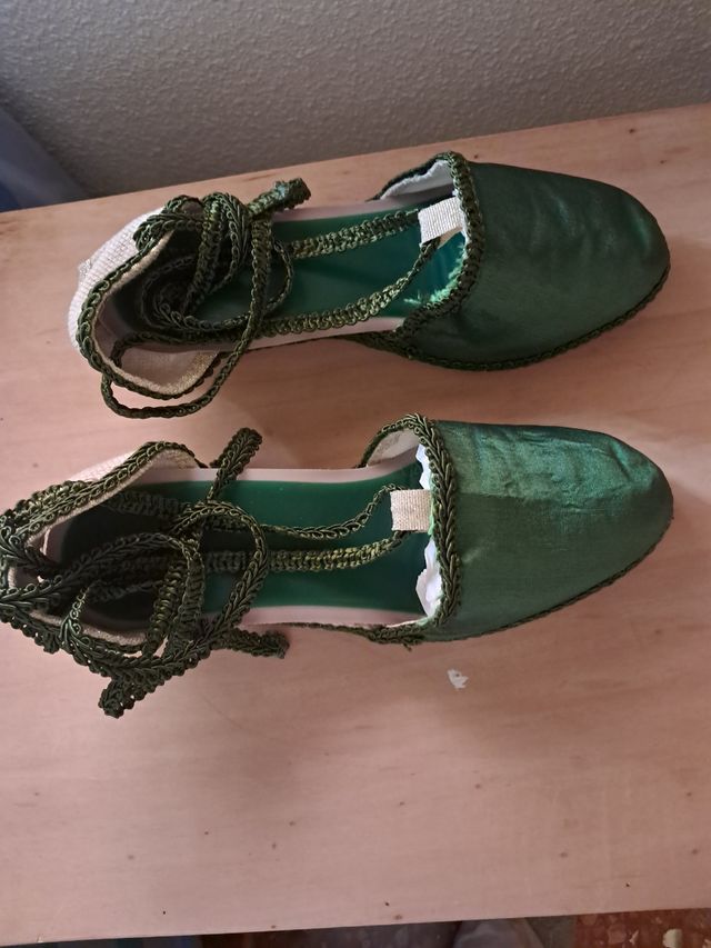 Espardeñas verdes atadas