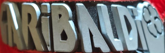 Espectacular Chaqueta de moto en piel roja-negra