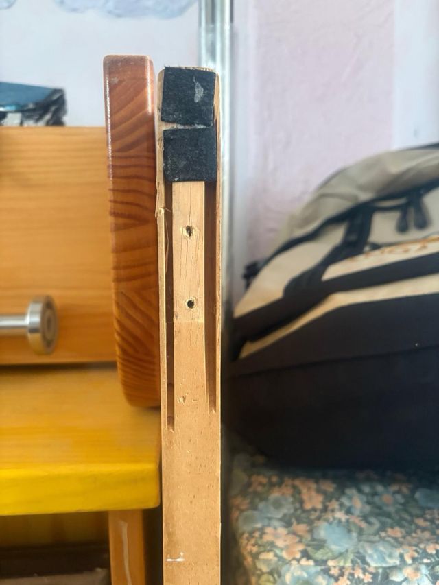 Dormitorio juvenil con escritorio,silla y lámpara