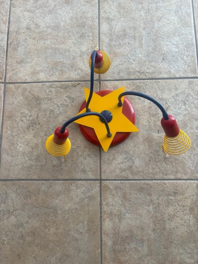 Dormitorio juvenil con escritorio,silla y lámpara