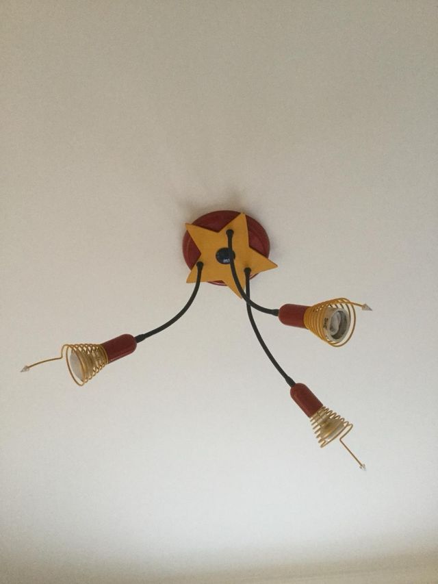 Dormitorio juvenil con escritorio,silla y lámpara