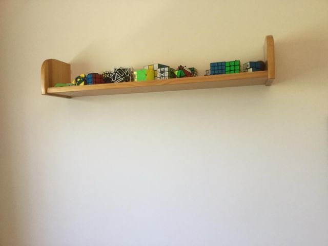 Dormitorio juvenil con escritorio,silla y lámpara