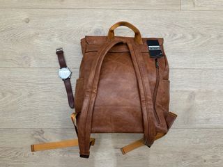 Mochila marrón + reloj