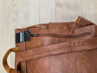 Mochila marrón + reloj