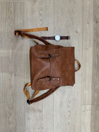 Mochila marrón + reloj