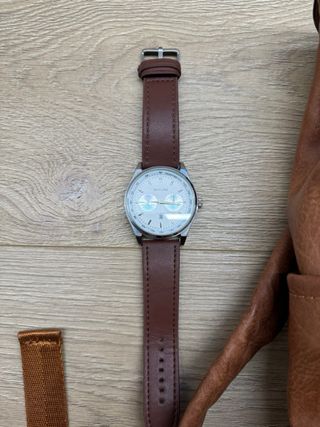 Mochila marrón + reloj