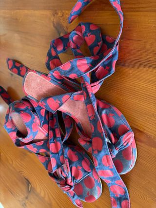 Sandalias cuña cerezas rojas y azules