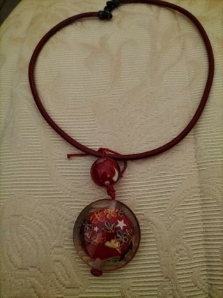 Colgante rojo con flores