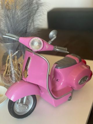 Moto Vespa Rosa para Muñecas