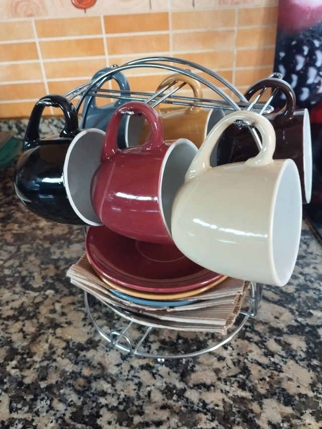Juego de tazas y platos multicolor