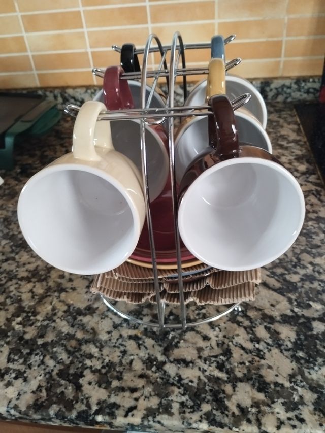 Juego de tazas y platos multicolor