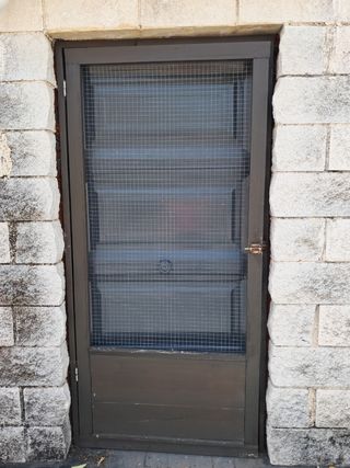 Puerta con malla metálica. 
