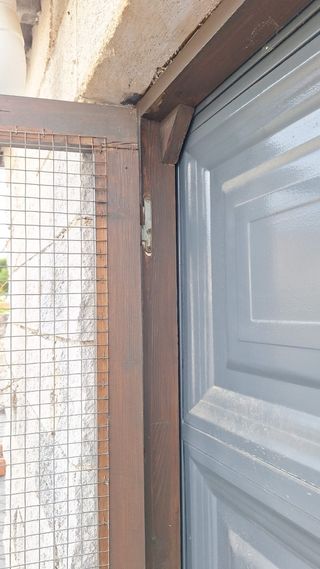 Puerta con malla metálica. 