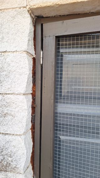 Puerta con malla metálica. 