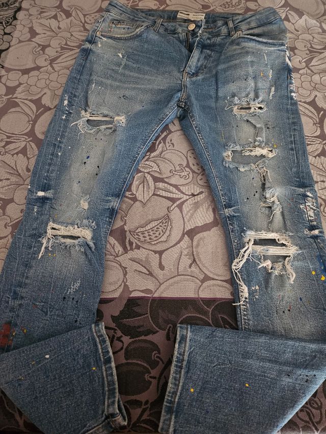 Vaqueros rotos negros y azules