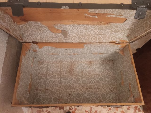 Baúl antiguo madera beige y marrón