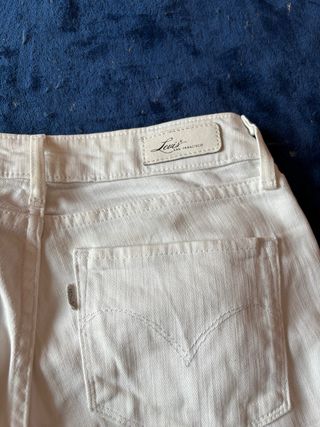 Jeans Levi's blancos