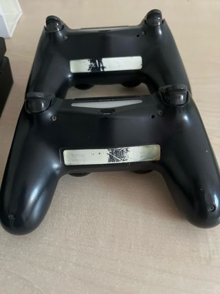 PS4 (PlayStation 4) negra con 2 mandos.