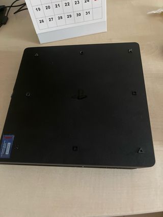 PS4 (PlayStation 4) negra con 2 mandos.