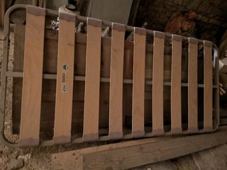 Somier 90cm: metal gris, láminas madera