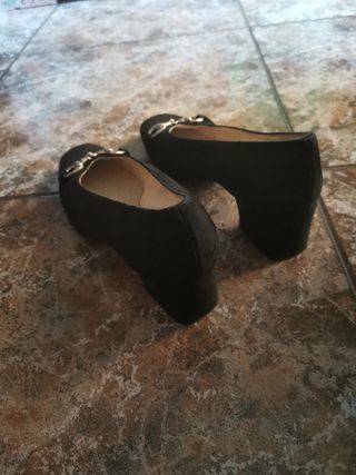 Zapatos negros tacón bajo