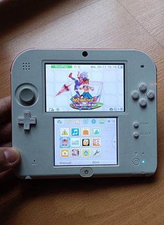Nintendo 2DS con cargador y funda 
