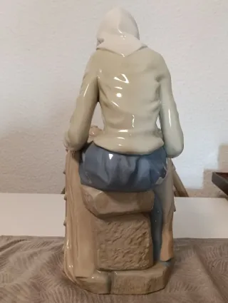 Figura porcelana mujer REX
