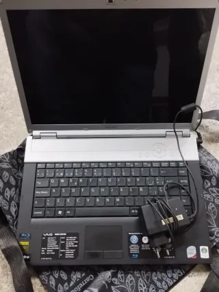 Portátil Sony Vaio plateado Y otro marca acer