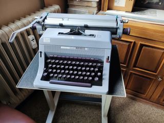 Máquina de escribir OLIVETTI 88