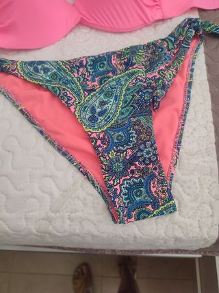 Bikini con etiquetas