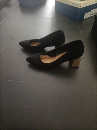 Zapatos tacón negros dorados mujer