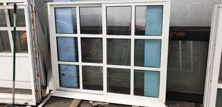 Ventanas aluminio correderas vidrio con cuadrados.