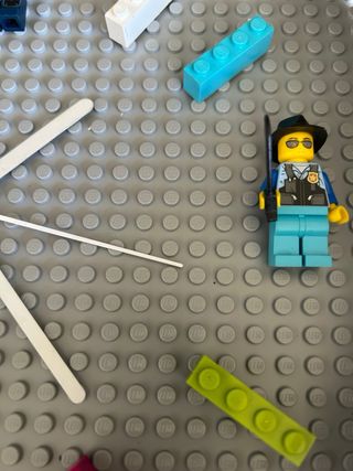 Reloj LEGO con minifiguras