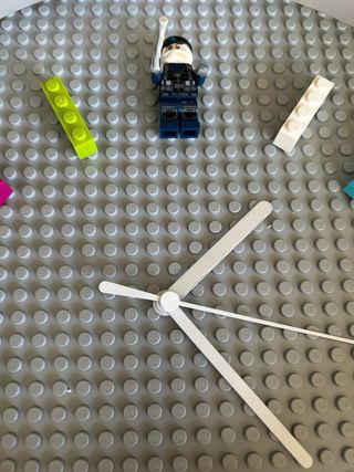 Reloj LEGO con minifiguras