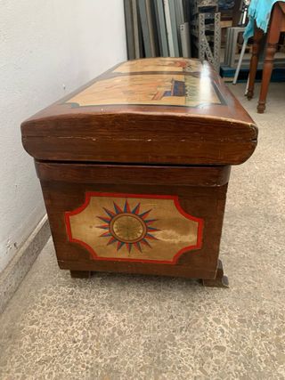 Baúl madera pintado a mano