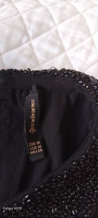 Blusa negra cuello pedrería