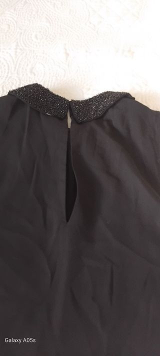 Blusa negra cuello pedrería
