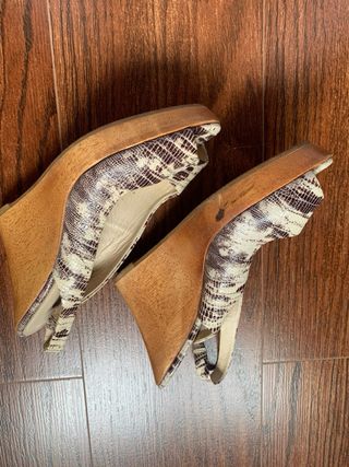 Sandalias cuña serpiente beige-marrón