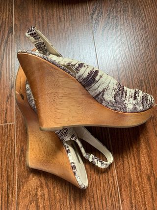 Sandalias cuña serpiente beige-marrón