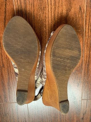 Sandalias cuña serpiente beige-marrón