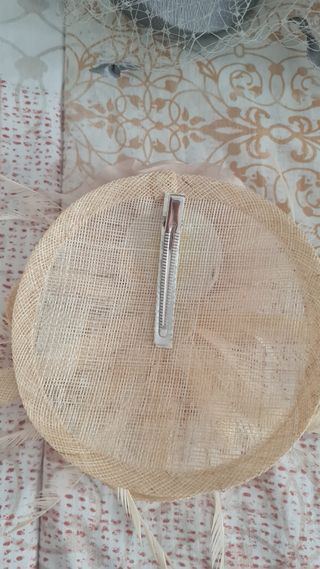 Tocados para mujer: 4 piezas, 8 euros unidad.