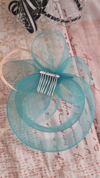 Tocados para mujer: 4 piezas, 8 euros unidad.