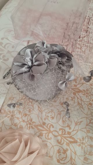 Tocados para mujer: 4 piezas, 8 euros unidad.