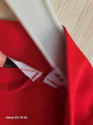 Mono rojo elegante