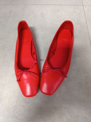 Manoletinas rojas piel Zara 