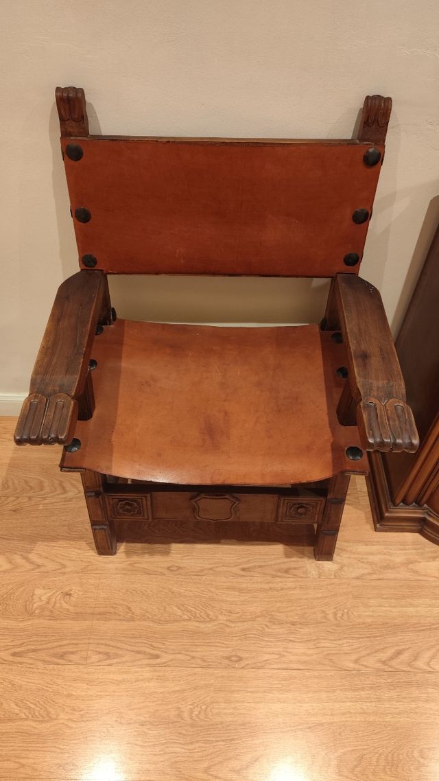 Silla Castellana de madera y cuero