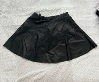 Falda negra cuero