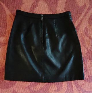 MINIFALDA DE PIEL STRADIVARIUS TALLA S BORDADO.