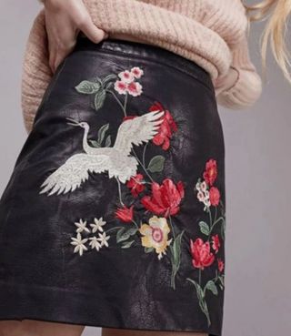 MINIFALDA DE PIEL STRADIVARIUS TALLA S BORDADO.